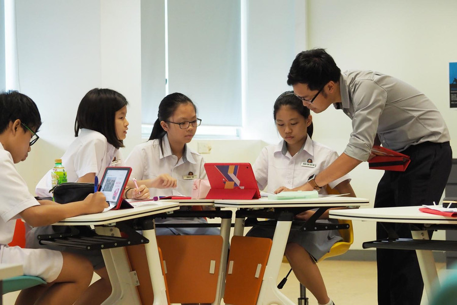 Giáo viên Singapore cùng học sinh trong giờ học. Giáo viên Singapore cùng học sinh trong giờ học.
