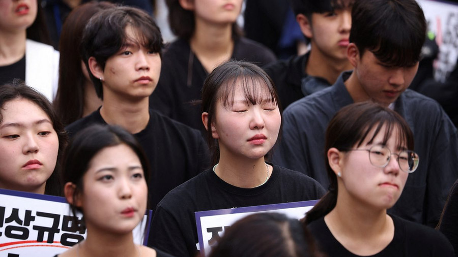 Giáo viên Hàn Quốc cảm thấy không an toàn trong lớp học của mình. Giáo viên Hàn Quốc cảm thấy không an toàn trong lớp học của mình.