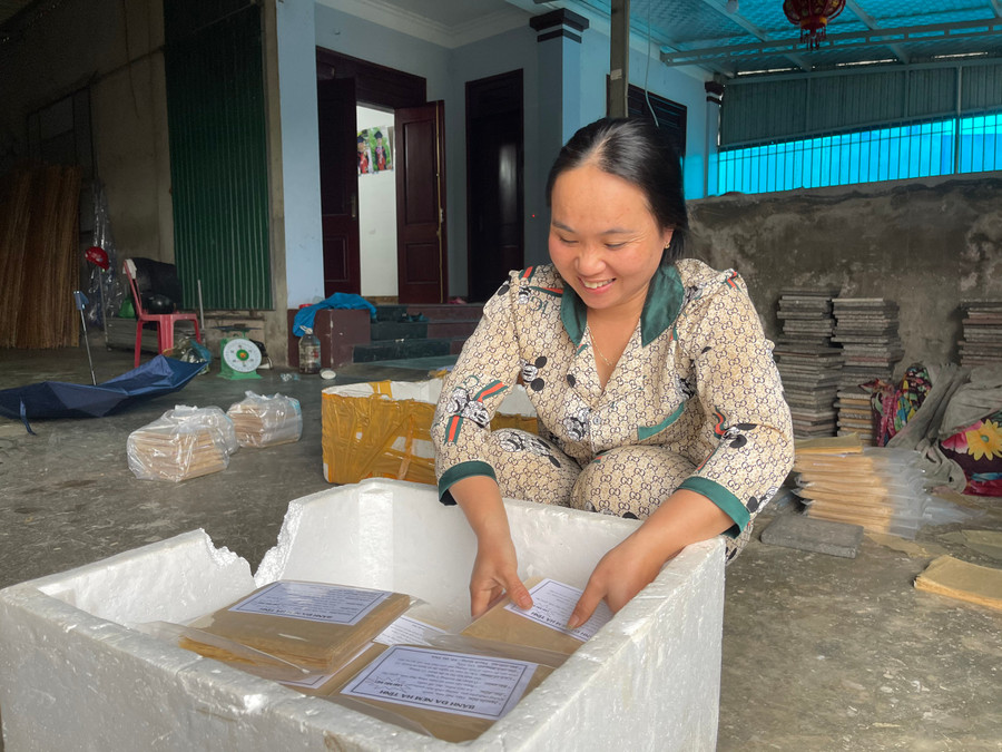 Bình quân mỗi năm từ sản xuất bánh ram đưa lại thu nhập cho các hộ sản xuất từ 200 - 250 triệu đồng. Bình quân mỗi năm từ sản xuất bánh ram đưa lại thu nhập cho các hộ sản xuất từ 200 - 250 triệu đồng.