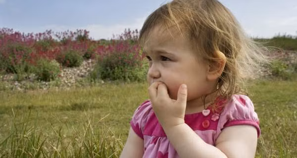 7 cách để giúp con trẻ từ bỏ thói quen cắn móng tay - Ảnh 1 7 cách để giúp con trẻ từ bỏ thói quen cắn móng tay - Ảnh 1