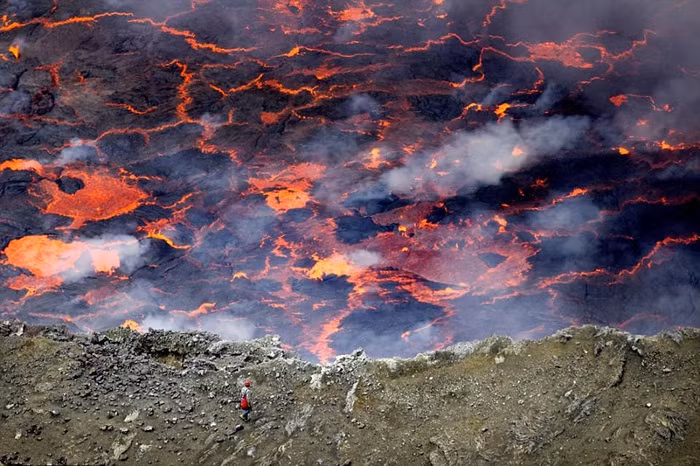 Tận thấy hồ dung nham đỏ rực bên trong miệng núi lửa