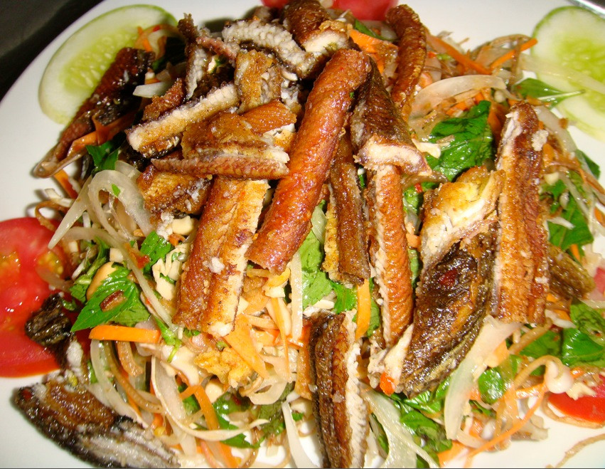 Khi ăn rắc đậu phộng rang lên trên để trang trí gỏi lươn cho đẹp mắt. me