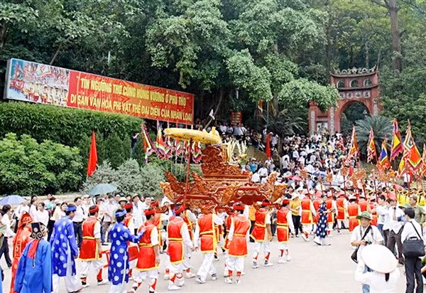 Lễ rước kiệu lên đỉnh núi Nghĩa Lĩnh được thực hiện hàng năm trong ngày giỗ Tổ mùng 10/3 (âm lịch).