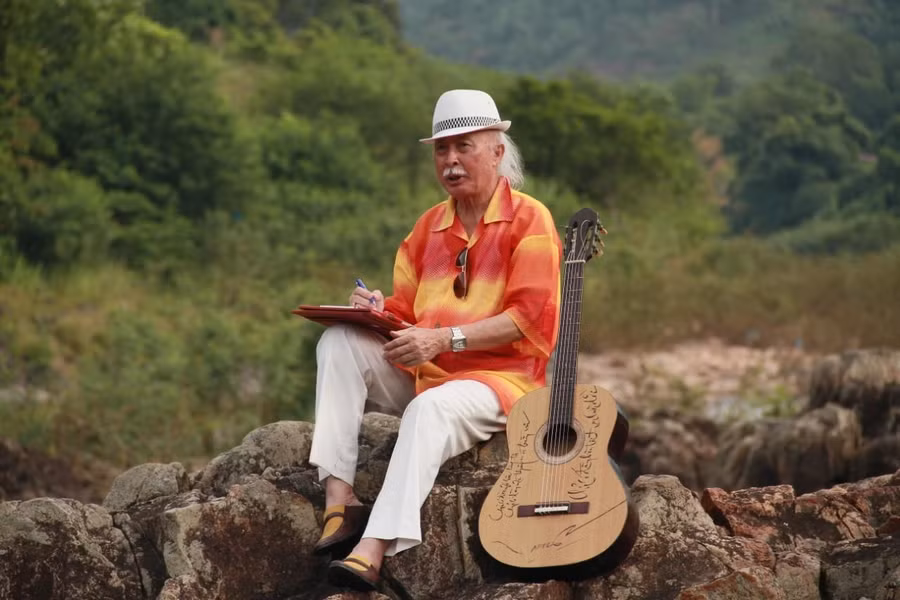 Nhạc sĩ Trần Ngọc suy tư bên những giai điệu.