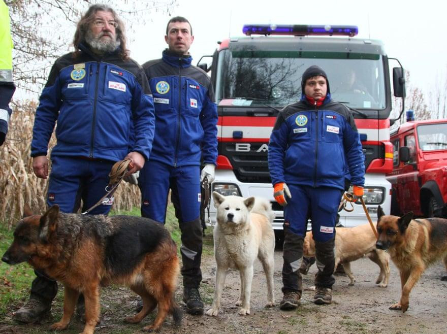 Cảnh sát Italy huy động chó nghiệp vụ lần theo dấu vết mất tích của Yara Cảnh sát Italy huy động chó nghiệp vụ lần theo dấu vết mất tích của Yara