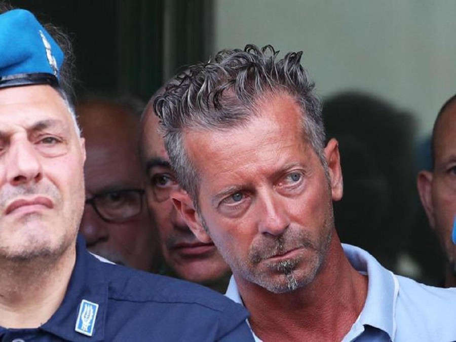 Massimo Bossetti bị buộc tội sát hại Yara. Massimo Bossetti bị buộc tội sát hại Yara.