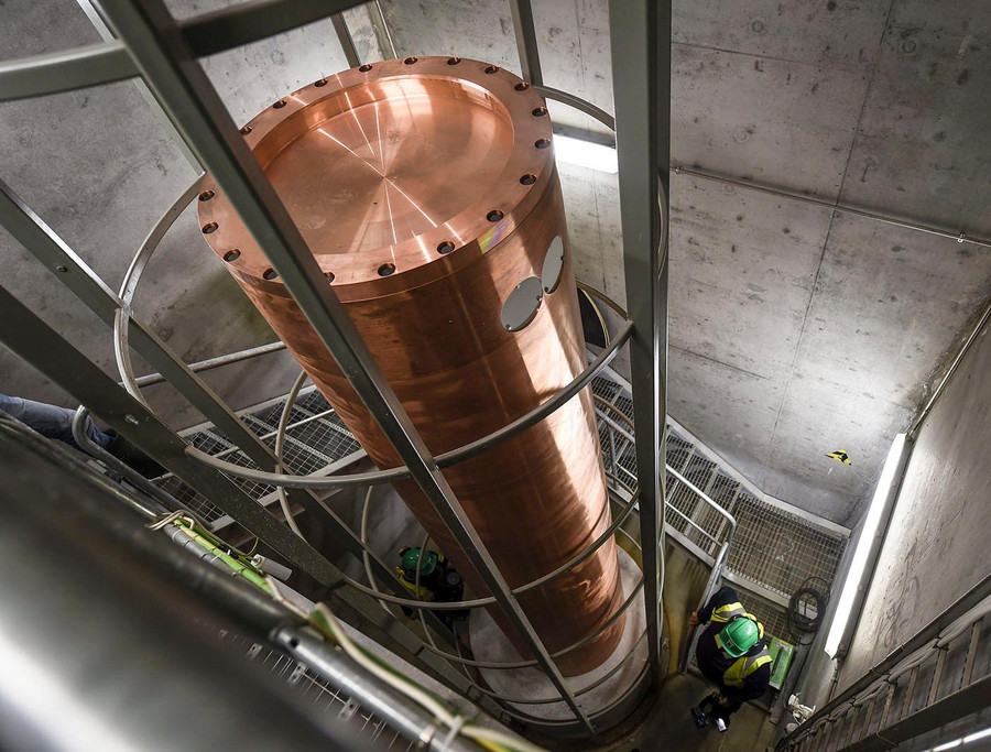 Thanh nhiên liệu uranium qua sử dụng bị bịt kín trong thùng chứa bằng đồng chống ăn mòn. Ảnh: Reuteres