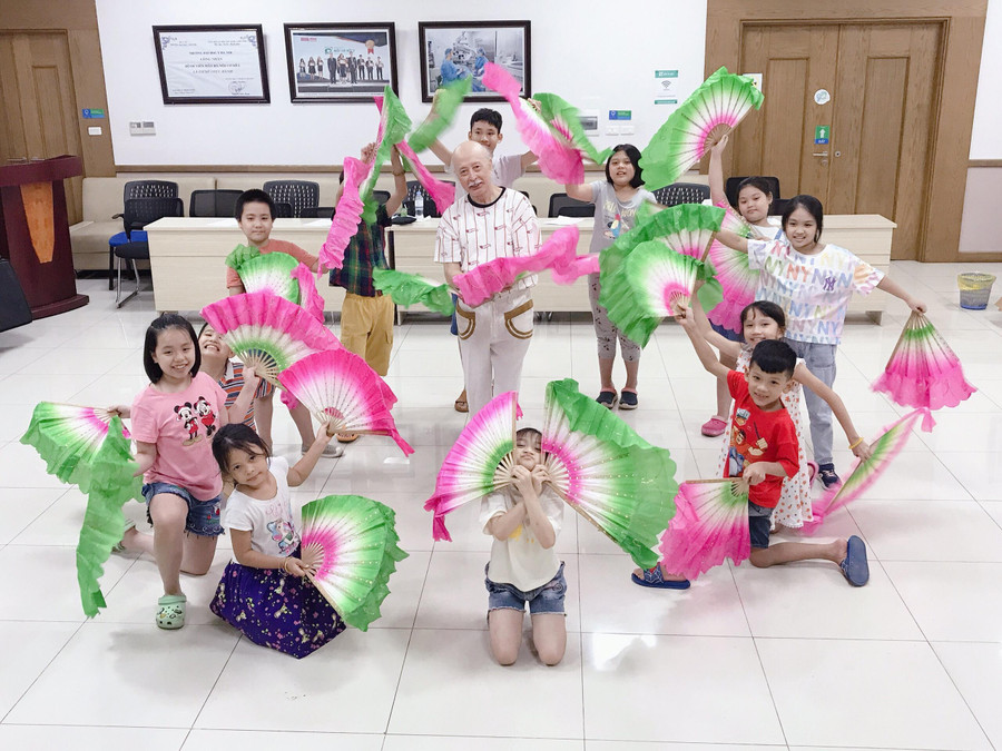 Nhạc sĩ Trần Ngọc hướng dẫn các cháu thiếu nhi tập múa hát chuẩn bị cho đêm nhạc “Cánh chim lạc Việt”. Nhạc sĩ Trần Ngọc hướng dẫn các cháu thiếu nhi tập múa hát chuẩn bị cho đêm nhạc “Cánh chim lạc Việt”.