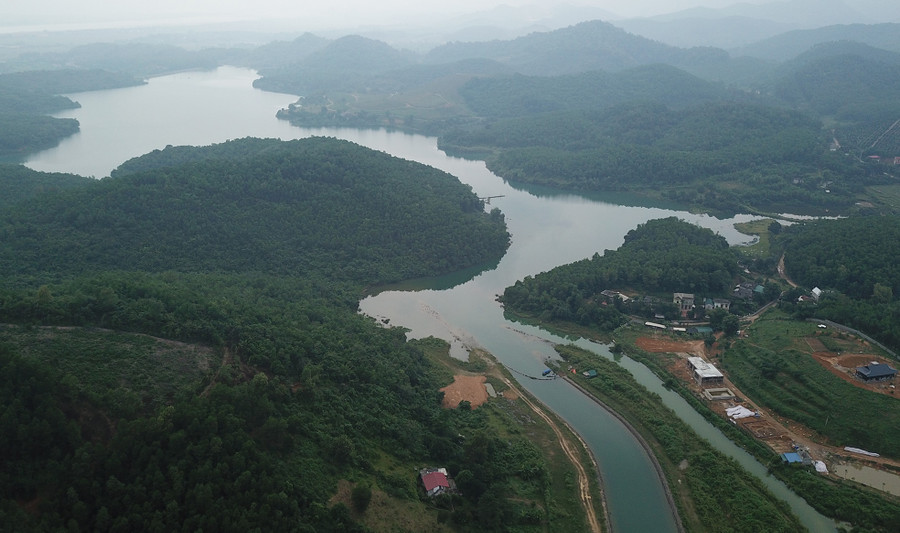 Công trình hồ Đầm Bài đưa vào sử dụng năm 1998 từ hồ tưới tiêu cho nông nghiệp của ba xã Phú Minh, Hợp Thịnh, Hợp Thành (huyện Kỳ Sơn). Đến năm 2005, hồ thêm nhiệm vụ chứa nước và bể sơ lắng cho dự án cấp nước sinh hoạt của TP Hà Nội