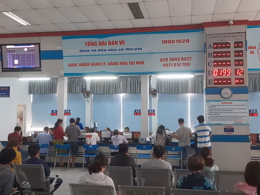 Quang cảnh thông thoáng tại các quầy bán vé tàu Tết tại ga Sài Gòn. Ảnh: TG