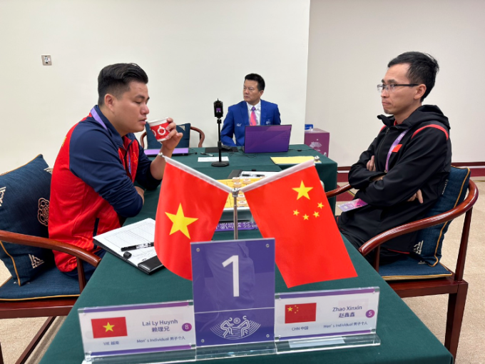 Kỳ thủ Lại Lý Huynh trong trận đấu với Zhao Xinxin của chủ nhà Trung Quốc. Kỳ thủ Lại Lý Huynh trong trận đấu với Zhao Xinxin của chủ nhà Trung Quốc.