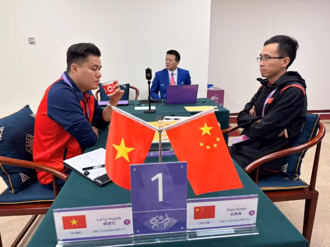 Kỳ thủ Lại Lý Huynh trong trận đấu với Zhao Xinxin của chủ nhà Trung Quốc.