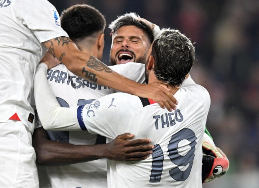 Cầu thủ AC Milan ôm ‘thủ thành’ Giroud mừng AC Milan chiếm ngôi đỉnh bảng Serie A. Cầu thủ AC Milan ôm ‘thủ thành’ Giroud mừng AC Milan chiếm ngôi đỉnh bảng Serie A.