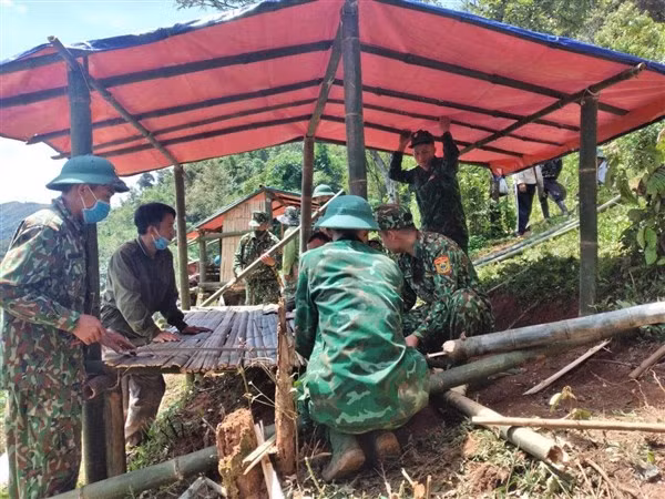 Bộ đội Biên phòng đóng chân trên địa bàn hỗ trợ dân bản xây dựng khu cách ly. Ảnh: Nhân vật cung cấp