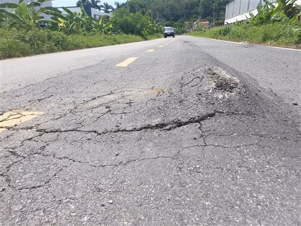 Đường liên tỉnh bị lún, nứt.