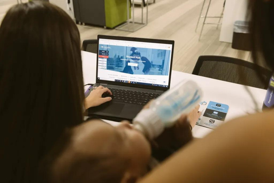 Nhờ được hỗ trợ, BigBack hoàn thành trung học và tiếp tục nộp đơn vào đại học.