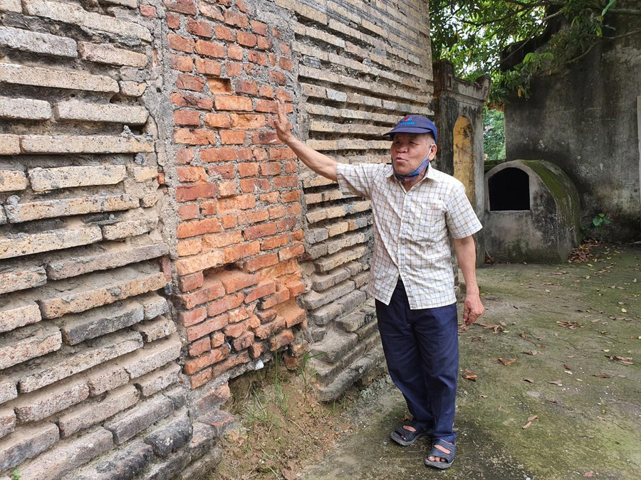 Ông Nguyễn Văn Bích kể về lịch sử của ngôi đình. Ông Nguyễn Văn Bích kể về lịch sử của ngôi đình.