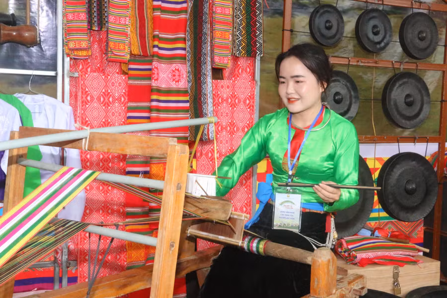 Cô gái Thái Mai Châu duyên dáng dệt vải thổ cẩm bên khung cửi.