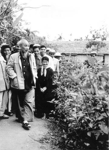 Bác Hồ về thăm quê. Ảnh tư liệu.