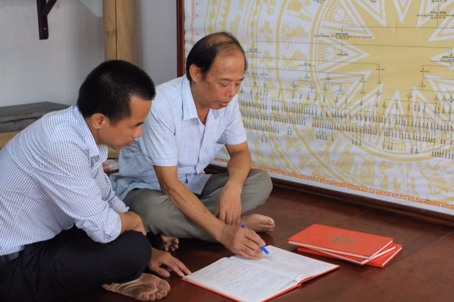 Ông Phan Đình Phi, Trưởng ban khuyến học dòng họ Phan Đình ghi chép danh sách học sinh giỏi, tiêu biểu để khen thưởng vào tháng 9/2022 tới đây.