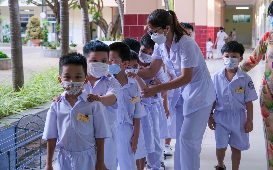 Giáo viên và cha mẹ học sinh cần tăng cường các biện pháp chăm sóc sức khoẻ cho trẻ. Ảnh: UNICEF Việt Nam