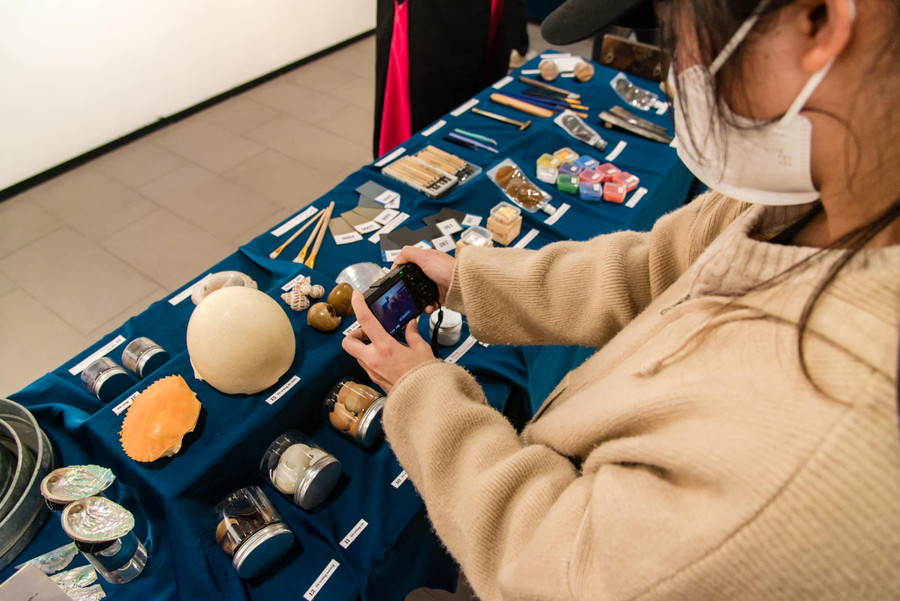 Ngoài những bức tranh, triển lãm còn có khu trưng bày các chất liệu để vẽ tranh sơn mài.