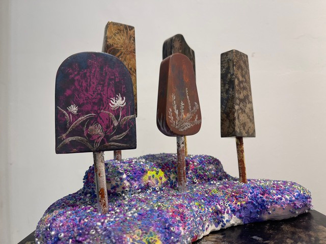 Những cây kem được làm từ chất liệu sơn mài.