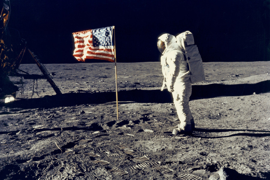Phi hành gia Mỹ đặt chân lên Mặt trăng trong dự án Apollo. Ảnh: NASA