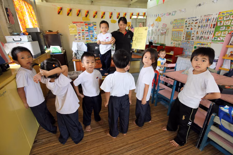 Malaysia muốn phổ cập giáo dục sớm cho trẻ em toàn quốc.