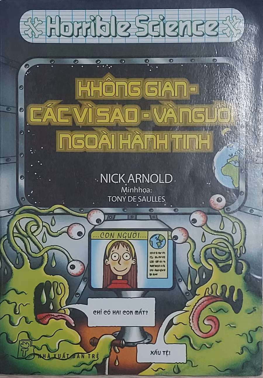 Độc giả được mở mang thêm kiến thức của mình về vũ trụ khi đọc cuốn sách. Ảnh: Tấn Quyết.