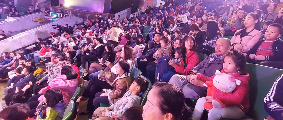 Người lớn và trẻ nhỏ hào hứng thưởng thức chương trình biểu diễn của nghệ sĩ Liên đoàn Xiếc Việt Nam. Ảnh: Bình Thanh.