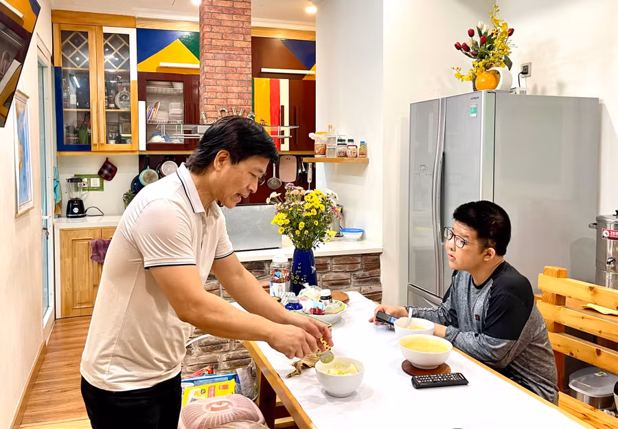 Nghệ sĩ Quốc Tuấn tỉ mỉ chuẩn bị từng bữa ăn cho Bôm.