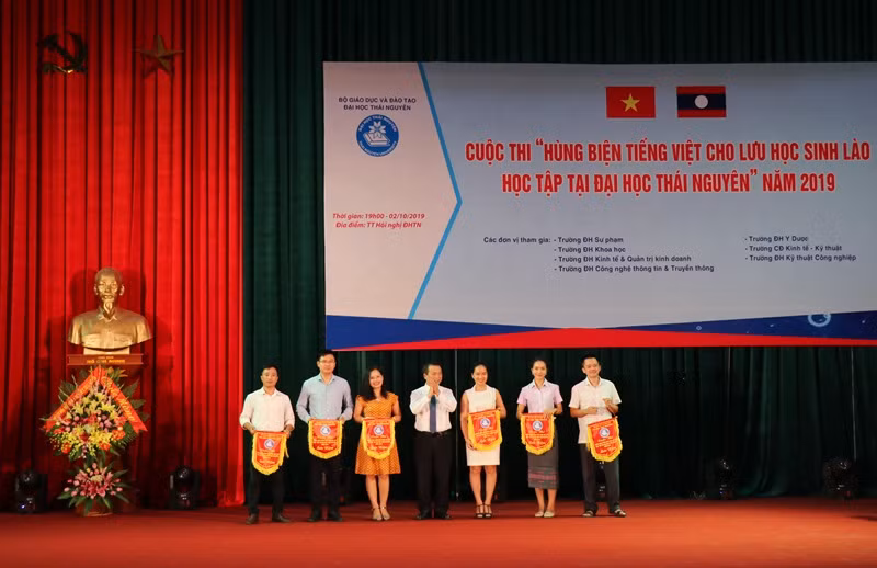 GS.TS Phạm Hồng Quang - Giám đốc ĐH Thái Nguyên trao giải cho các sinh viên Lào