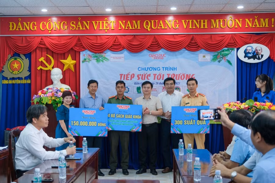 Chương trình tiếp sức tới trường do báo Giáo dục và Thời Đại và Đoàn Thanh niên Công an tỉnh Kiên Giang tổ chức.