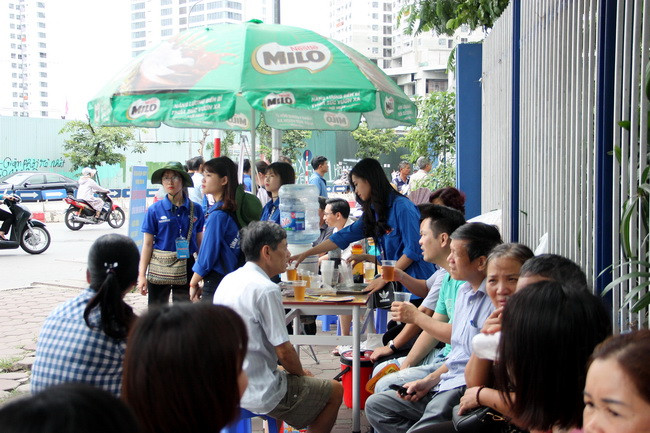 Phụ huynh được đội sinh viên tình nguyện Trường ĐH Thủy lợi Hà Nội bố trí chỗ ngồi mát mẻ bên ngoài khu vực thi