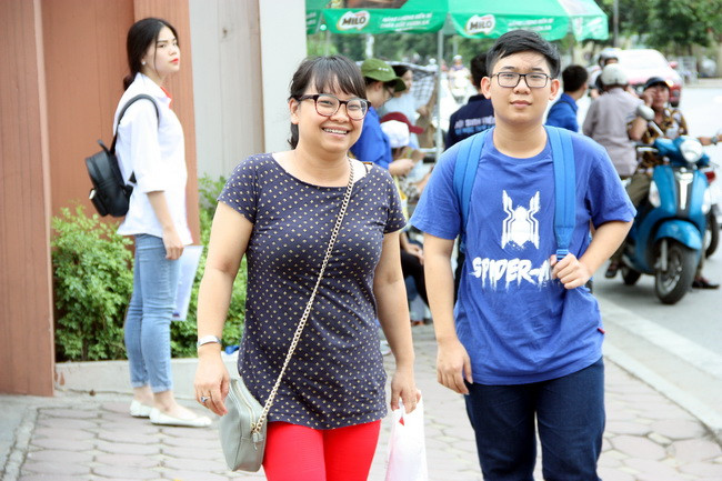 Vẻ tự tin của thí sinh và tâm trạng thoải mái của phụ huynh trước kỳ thi