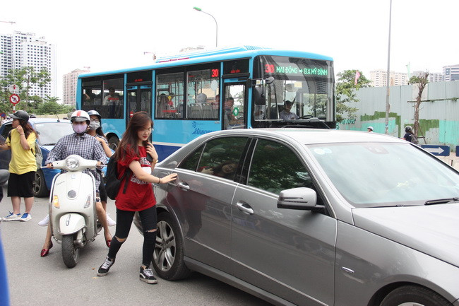 Nhiều thí sinh đến điểm thi bằng xe hơi