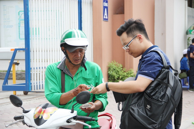 Có thí sinh tự mình đi grap bike đến điểm thi