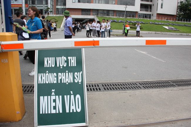 Khu vực trường thi được bảo vệ nghiêm ngặt