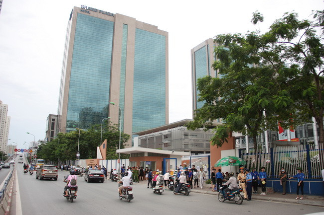 Điểm thi ghép tại Trường THPT Chuyên Hà Nội Armsterdam đầu giờ chiều nay, giao thông thông thoáng, thời tiết mát mẻ