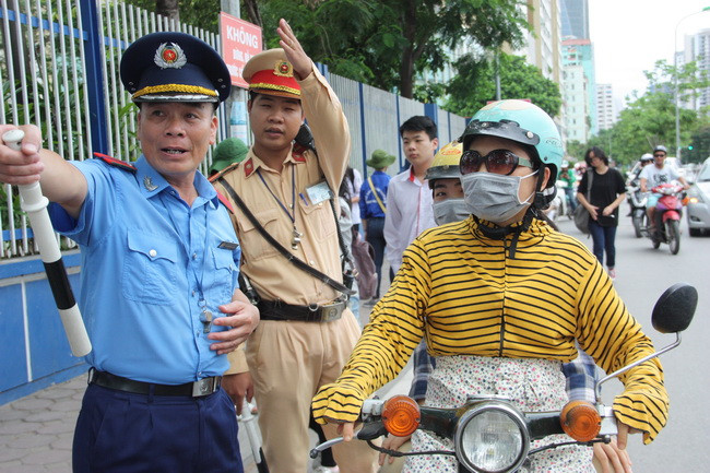 Hỗ trợ đảm bảo an toàn giao thông cho kỳ thi tại điểm thi này là đội CSGT số 6 của CA TP Hà Nội