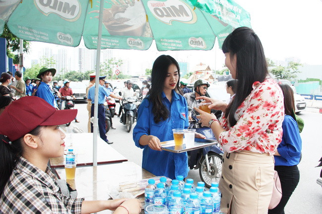 Một phụ huynh rất hài lòng với nước uống được sinh viên phục vụ miễn phí