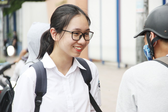 Nữ sinh mang tâm trạng thoải mái trước ngày thi