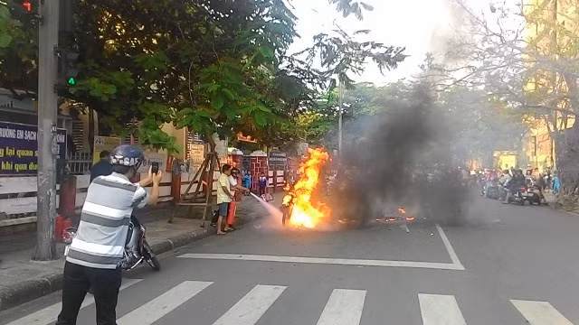 Cán bộ trường Lê Lợi dập lửa