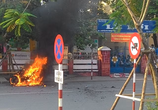 Đang chờ đón cháu, phát hoảng vì xe bốc cháy