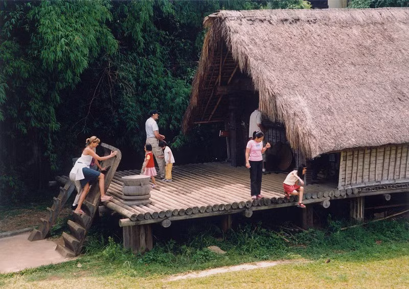 Du khách tham quan Bảo tàng Dân tộc học Việt Nam (ảnh to).