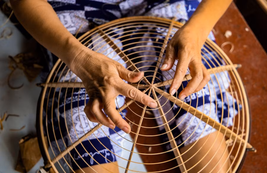 Về làng Chuông xem làm nón lá ảnh 5