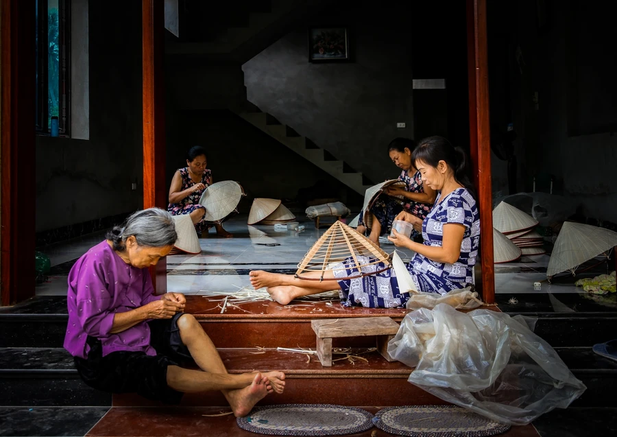 Về làng Chuông xem làm nón lá