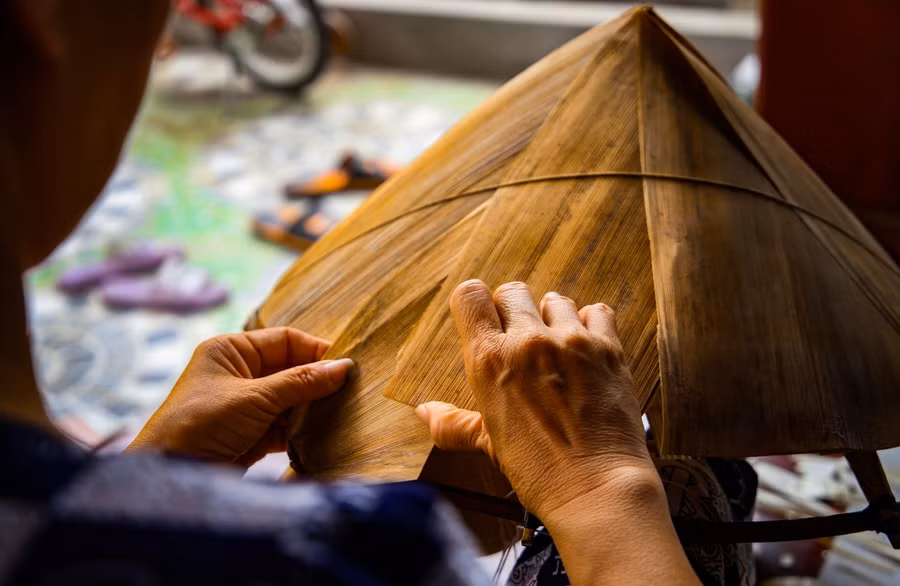 Về làng Chuông xem làm nón lá ảnh 7