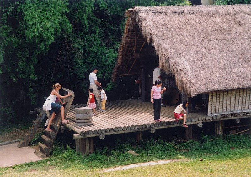 Du khách tham quan Bảo tàng Dân tộc học Việt Nam (ảnh to).